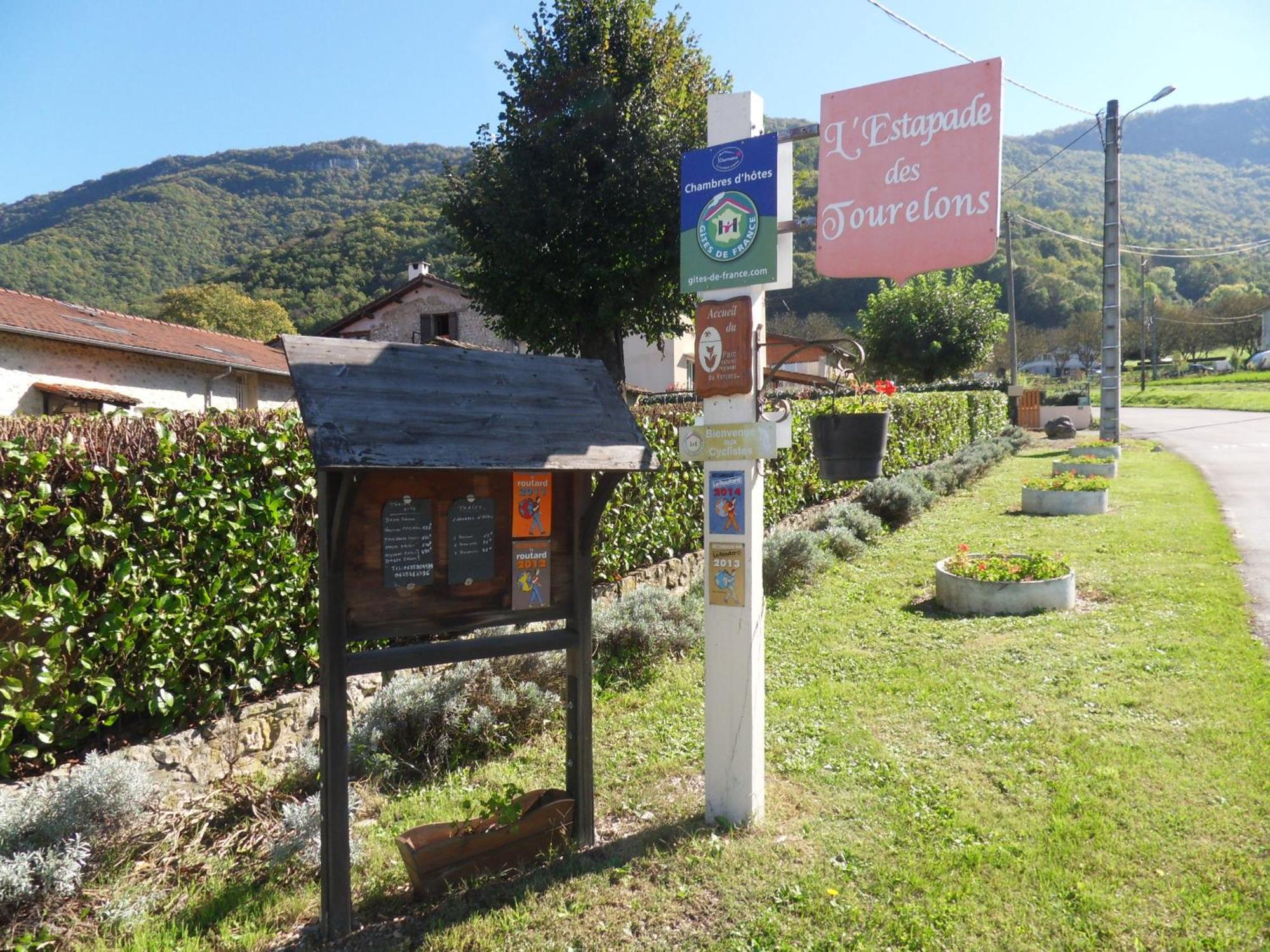 L'Estapade Des Tourelons Panzió Saint-Jean-en-Royans Kültér fotó